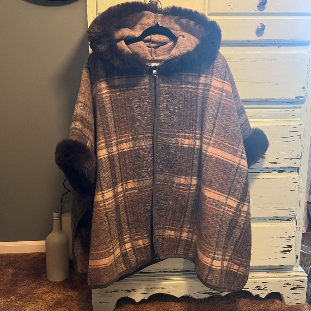 Northern Angel Gray and Brown warm poncho with Fur Trim. Size S/M.